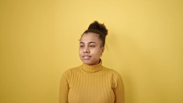 Jovem Afro Americana Com Expressão Surpresa Sobre Fundo Amarelo Isolado — Vídeo de Stock