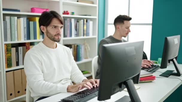 Dva Muži Používají Počítačové Studium Univerzitě Knihovně — Stock video