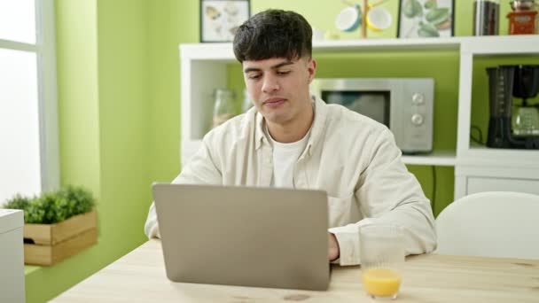 Joven Hispano Usando Laptop Sentado Mesa Comedor — Vídeo de stock