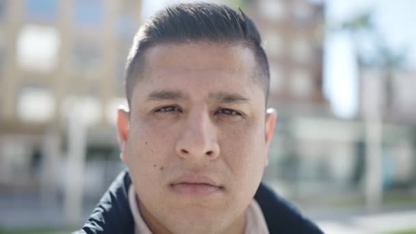 Junger Hispanischer Mann Steht Mit Ernster Miene Auf Der Straße — Stockvideo