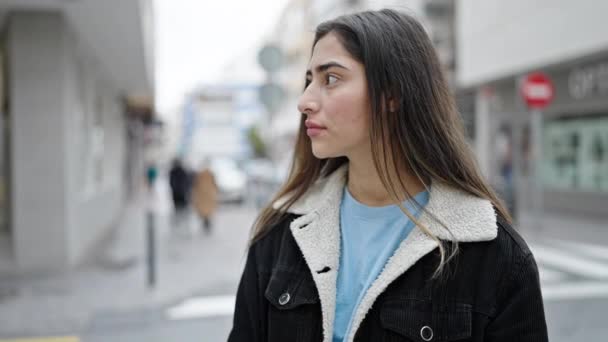 Joven Mujer Hispana Hermosa Pie Con Expresión Seria Calle — Vídeos de Stock