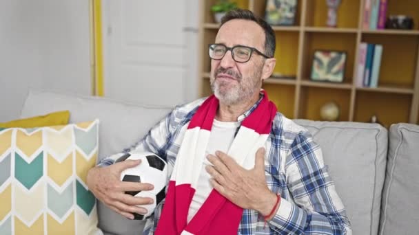 Mann Mittleren Alters Unterstützt Fußballmannschaft Und Singt Daheim Hymne Mit — Stockvideo