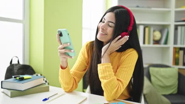 Молода Красива Студентка Іспанка Слухає Музику Бібліотечному Університеті — стокове відео