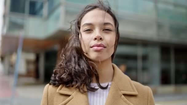 Jonge Mooie Spaanse Vrouw Glimlachend Vol Vertrouwen Straat — Stockvideo