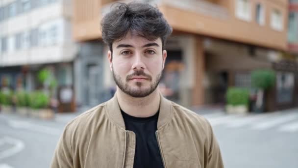Kahve Dükkanının Terasında Kendinden Emin Gülümseyen Genç Spanyol Adam — Stok video