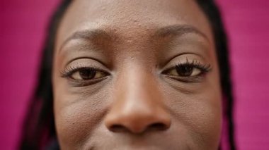 Gülümseyen bir erkek yüzünün yakın plan portresi.