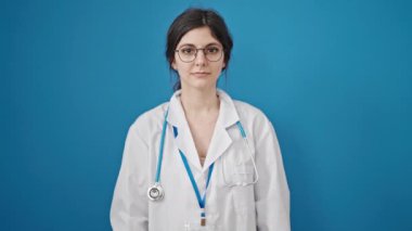 Beyaz önlüklü ve steteskoplu güzel bir bayan doktorun yakın plan portresi.