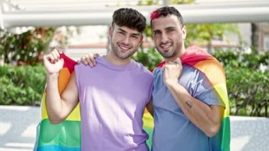 Genç eşcinsel çift gökkuşağı lgbtq bayrağı takıyor