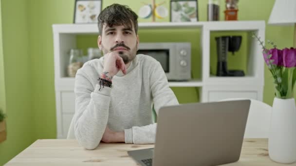 Ung Man Arbetar Med Laptop Hemma — Stockvideo