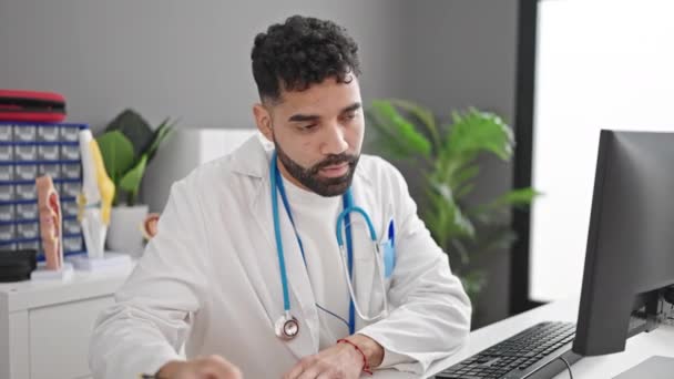 Lekarz Pracujący Laptopem Szpitalu — Wideo stockowe