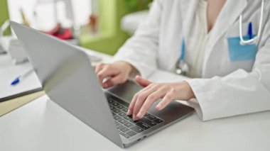 Kadın doktor hastanede portresi
