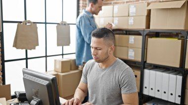 Ofiste çalışan bilgisayarla çalışan iki işçi.