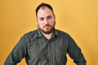 Ayrıca sarı arka planda dikilen sakallı İspanyol bir adam. Uykulu ve yorgun görünüyor. Yorgun ve akşamdan kalma, tembel gözleri var.. 