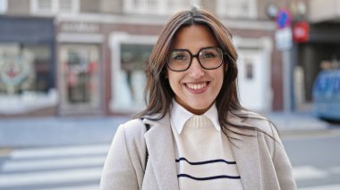 Sokakta kendine güvenen güzel İspanyol bir kadın.