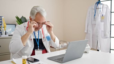 Gri saçlı doktor olan orta yaşlı bir adam klinikte çalıştığını vurguladı.