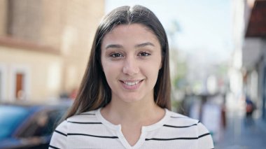 Sokakta kendine güvenen güzel İspanyol bir kadın.