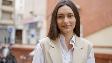 Sokakta kendine güvenen güzel İspanyol bir kadın.