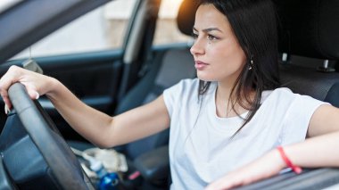 Sokakta araba süren genç, güzel İspanyol kadın.