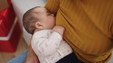 Anne ve oğlu evde Noel 'i kutlamak için kanepede uyuyor.