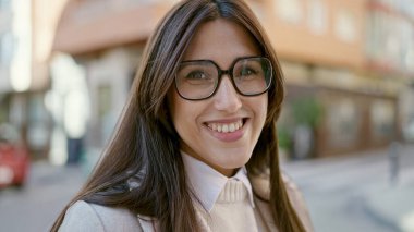 Sokakta kendine güvenen güzel İspanyol bir kadın.