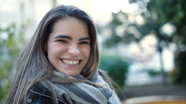 Sokakta kendine güvenen güzel İspanyol kadın.