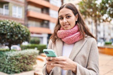 Parkta atkı takan güzel bir İspanyol kadın.