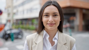 Sokakta kendine güvenen güzel İspanyol bir kadın.