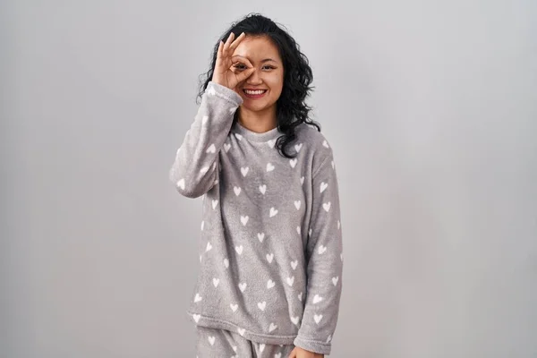 Jonge Aziatische Vrouw Het Dragen Van Pyjama Doen Gebaar Met — Stockfoto
