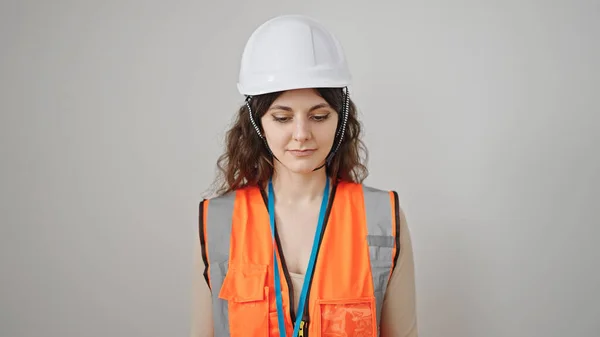 惊慌失措的女建筑工人 站在孤独的白色背景上 表情轻松 — 图库照片