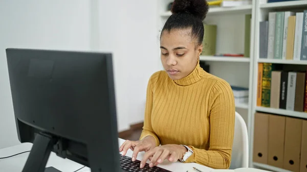 Молодая Африканская Студентка Американка Изучающая Компьютер Библиотеке — стоковое фото