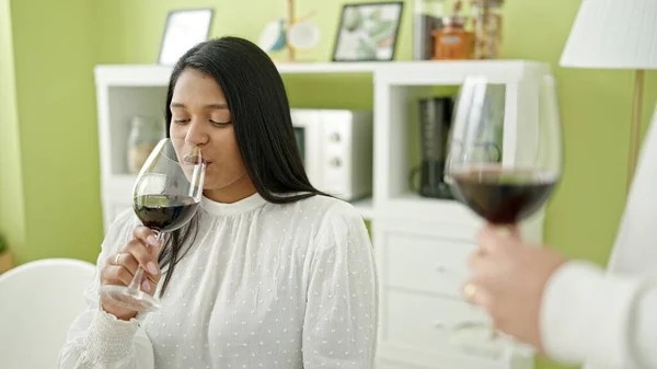 Jong Mooi Latin Vrouw Drinken Glas Wijn Zitten Tafel Thuis — Stockfoto