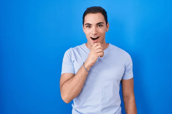 Young Hispanic Man Standing Blue Background Looking Fascinated Disbelief Surprise — Stock Photo, Image