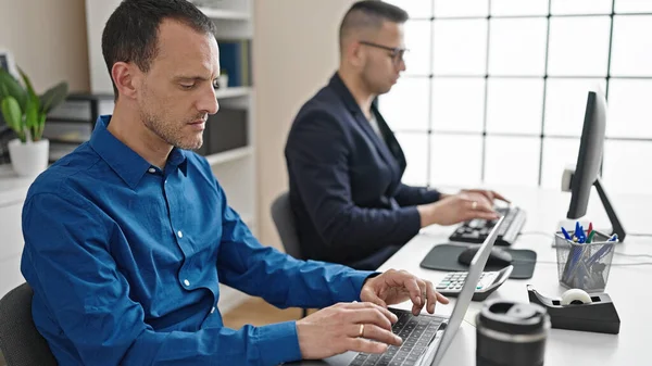 Dois Homens Trabalhadores Negócios Usando Computador Trabalhando Escritório — Fotografia de Stock