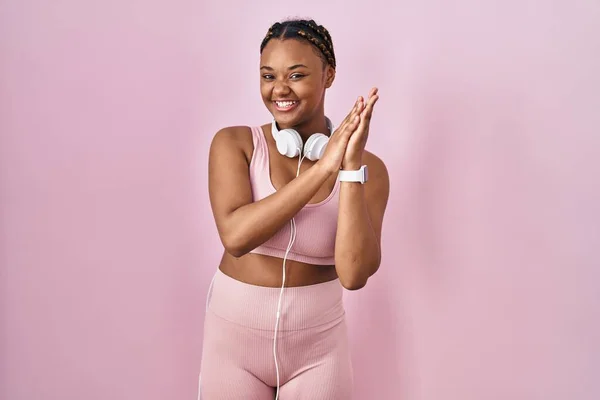 Африканская Американка Косичками Спортивной Одежде Наушниках Хлопает Аплодирует Счастливым Радостным — стоковое фото