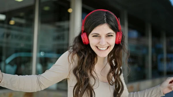 Joven Hermosa Mujer Hispana Sonriendo Confiada Escuchando Música Bailando Calle —  Fotos de Stock