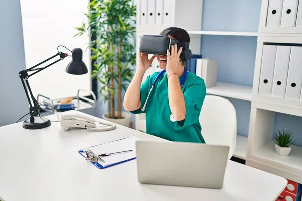 Jovem Bela Mulher Hispânica Médico Usando Óculos Realidade Virtual Clínica — Fotografia de Stock