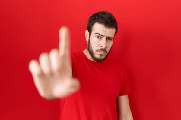 Joven Hombre Hispano Con Camiseta Roja Casual Señalando Con Dedo — Foto de Stock