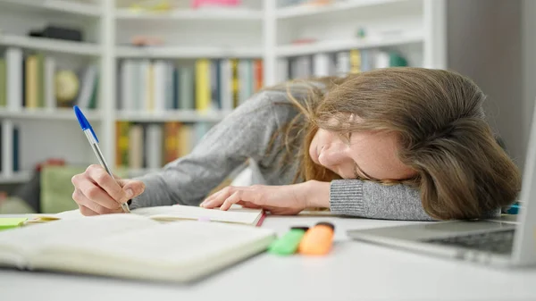 Joven Mujer Caucásica Estudiante Cansado Escribir Cuaderno Biblioteca Universidad —  Fotos de Stock