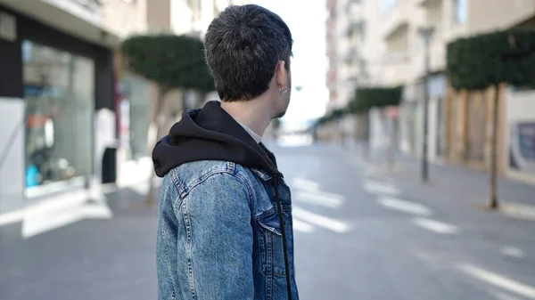 Νεαρός Ισπανός Στέκεται Ανάποδα Στο Δρόμο — Φωτογραφία Αρχείου
