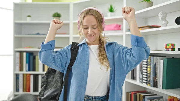 Jovem Loira Estudante Sorrindo Confiante Ouvir Música Dançando Universidade Biblioteca — Fotografia de Stock