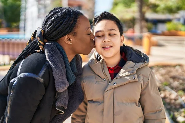 Африканская Американская Мать Сын Улыбаются Уверенно Стоя Вместе Целуясь Парке — стоковое фото