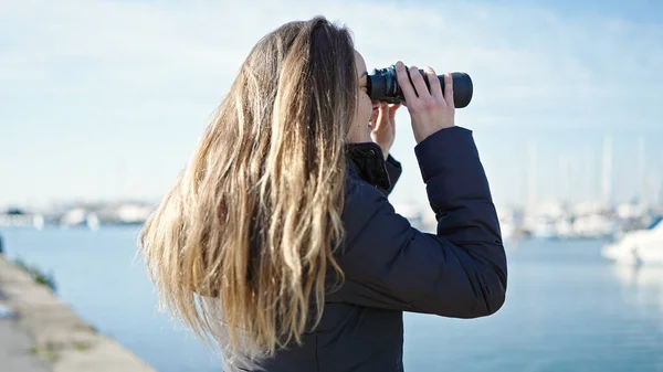 Young Caucasian Woman Using Binoculars Seaside — Stock Photo, Image