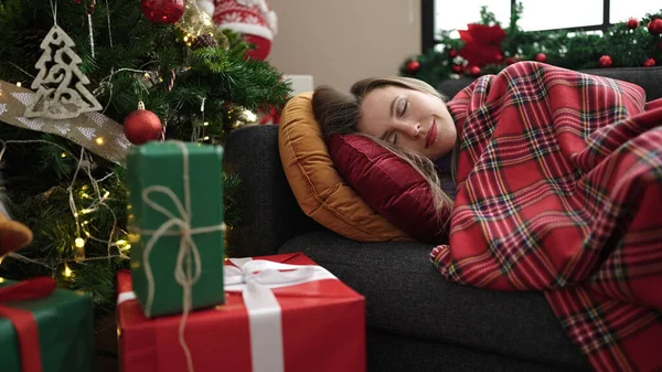 Jong Blond Vrouw Slapen Bank Door Christmas Boom Putting Gift — Stockfoto