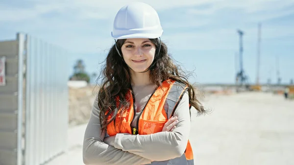 Junge Schöne Hispanische Bauarbeiterin Lächelt Selbstbewusst Und Steht Mit Verschränkten — Stockfoto