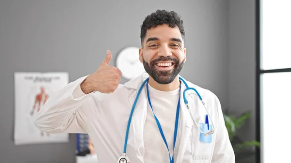Ung Latinamerikansk Man Läkare Gör Tummen Upp Kliniken — Stockfoto