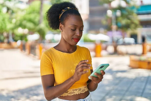 Donna Afroamericana Sorridente Fiducioso Utilizzando Smartphone Parco — Foto Stock