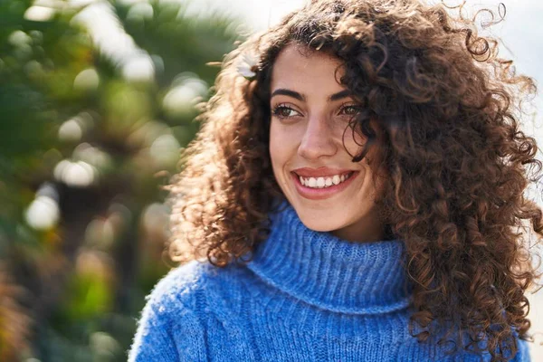 Joven Mujer Hispana Sonriendo Confiada Mirando Costado Del Parque — Foto de Stock