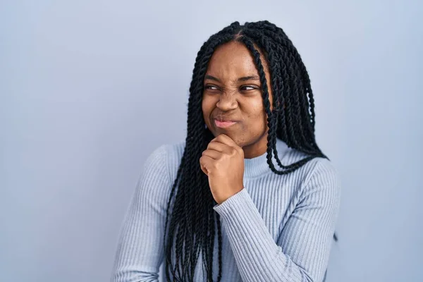 Африканская Американка Стоящая Синем Фоне Думающая Вопросе Обеспокоенная Нервная Рукой — стоковое фото