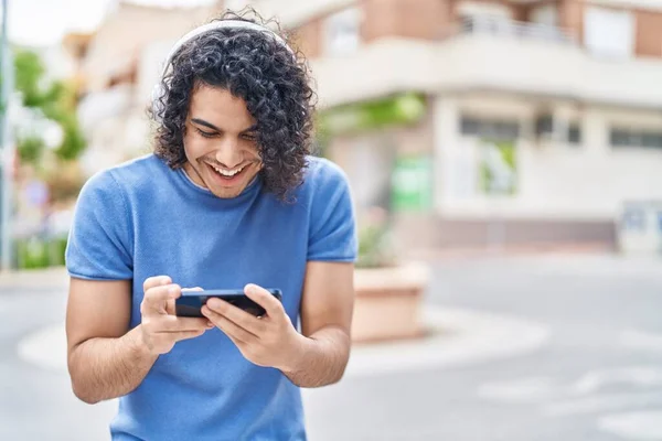 Jonge Latijn Man Glimlacht Zelfverzekerd Kijken Video Smartphone Straat — Stockfoto