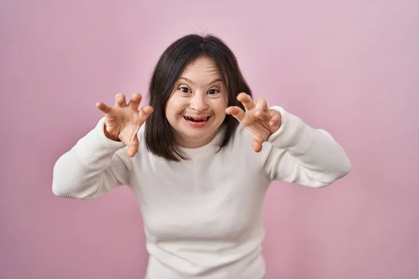 Женщина Синдромом Дауна Стоя Розовом Фоне Улыбаясь Смешно Делать Жест — стоковое фото